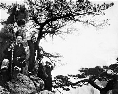 1936年，徐悲鸿（前坐者）带学生在黄山写生，右二为冯法祀（照片由张安治家属提供）。