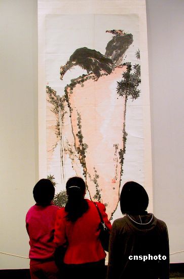 2003年，中国画坛巨匠潘天寿作品展在广州广东美术馆展出，这次展出的作品为潘天寿纪念馆的藏品，是潘天寿先生一生中最重要的代表作品。（资料图） 